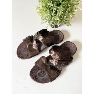 Vionic brown Velcro strap sandals sz 8